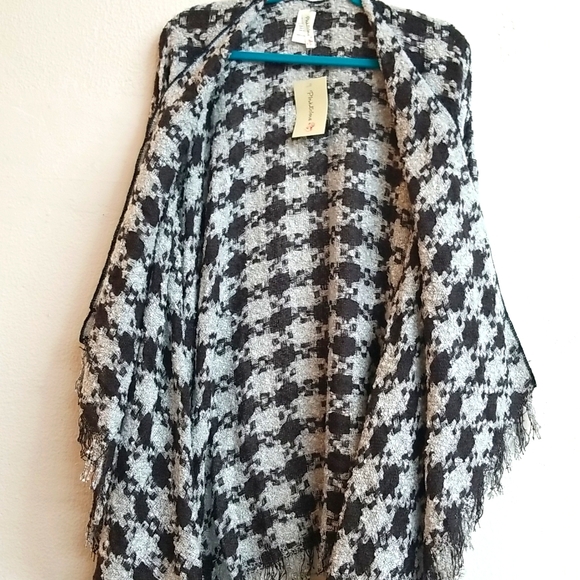 Black and white fringed shawl - Picture 2 of 4